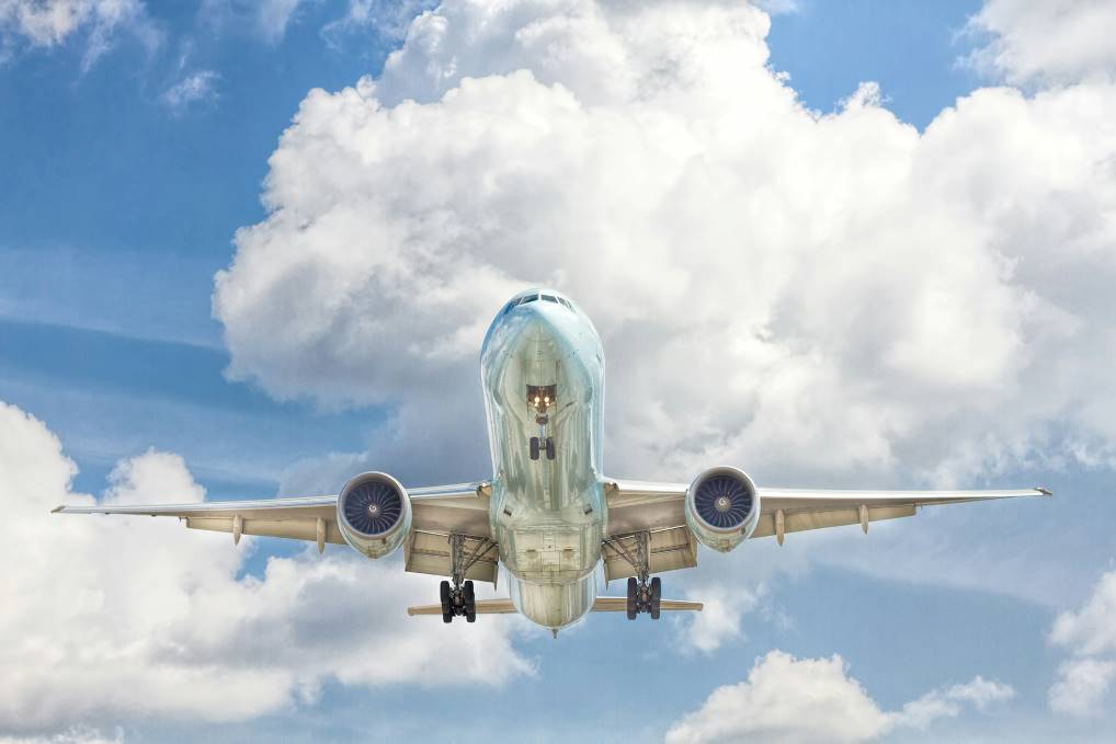 Aeroplano blu che vola nel cielo