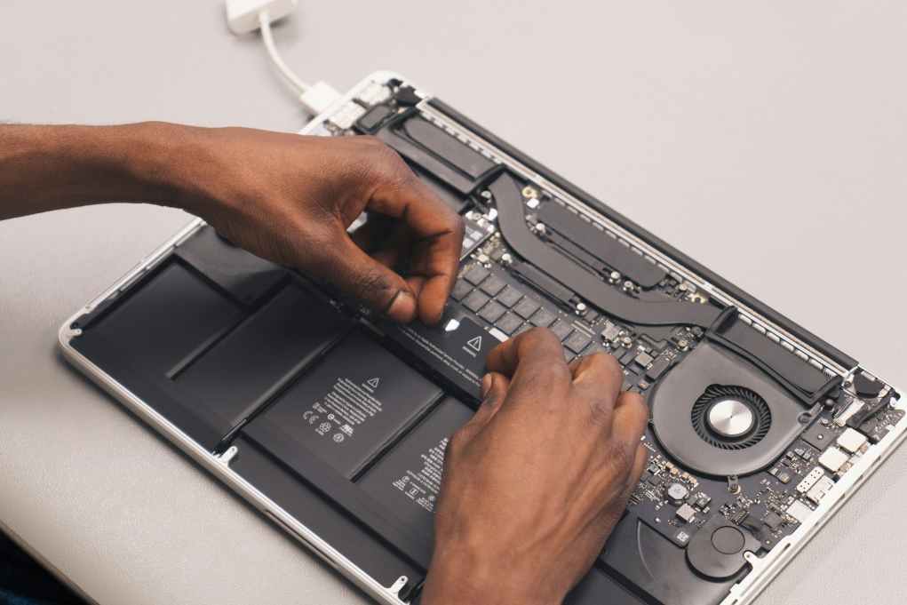 Hardware vs Software: Differenze fondamentali ed esempi